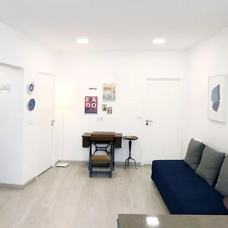 Alfama's Hidden Terrace Gem *