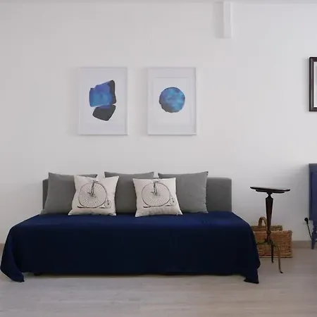 Alfama's Hidden Terrace Gem Лісабон