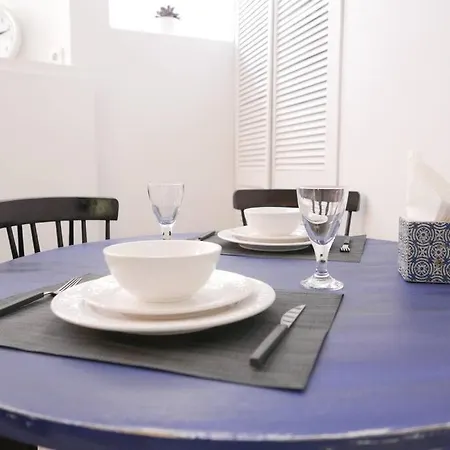 Alfama's Hidden Terrace Gem Лісабон