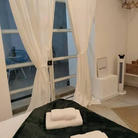 Alfama's Hidden Terrace Gem *