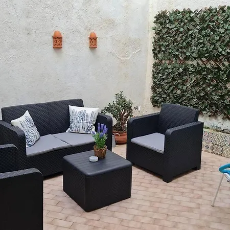 Alfama's Hidden Terrace Gem * Лісабон