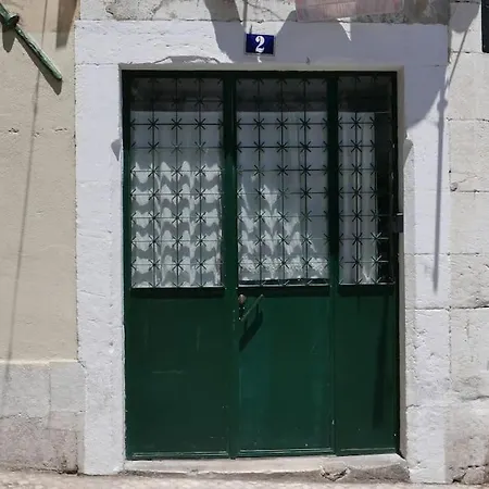 Alfama's Hidden Terrace Gem Διαμέρισμα *